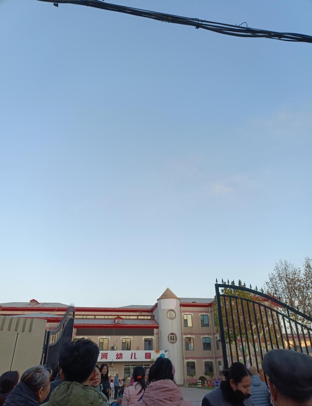 孩子从私立园转到公立园，家长第一反应是“怎么这么严”？放学时间固定，接送卡管得