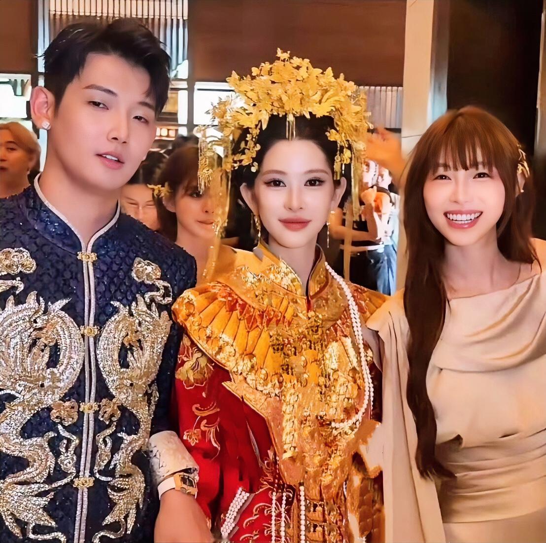 千万粉丝网红大婚，全网都在等那个传闻中的绯闻女友来闹场。结果痞幼穿着秀禾服，以伴娘身份站在了接亲队伍
