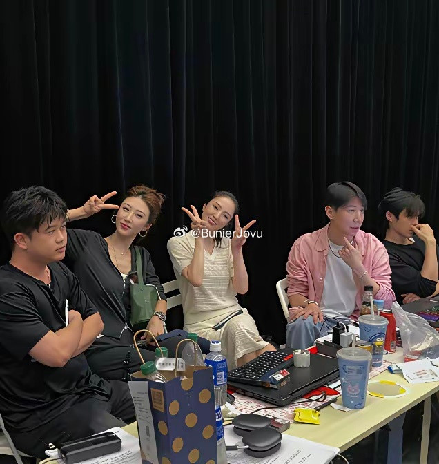 没刻意摆拍、没真人秀镜头，董璇张维伊后台自然拥抱，这才是爱情真实的样子
