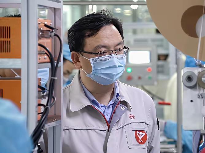 2003年，王传福拿钥匙划了一辆奔驰S300。工程师全傻了。他说：“现在它是废铁