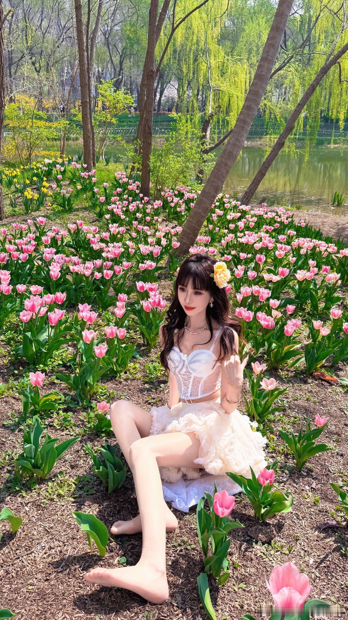 人比花娇花无色，花在人前亦黯然~