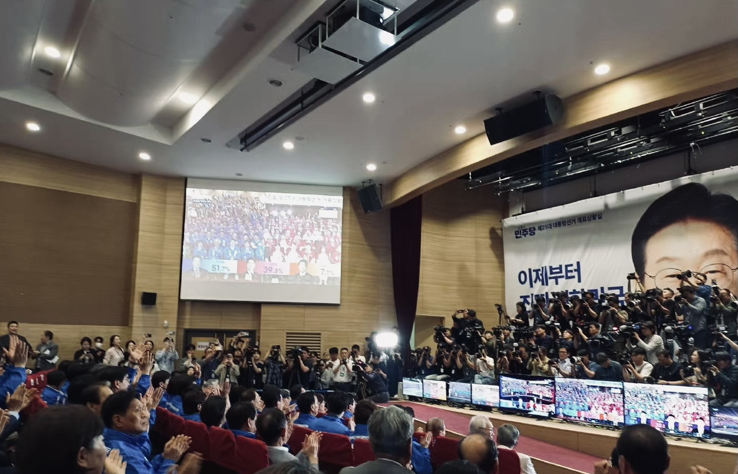 民意海啸！李在明55.8%支持率创韩国历史，政坛地震提前开香槟？