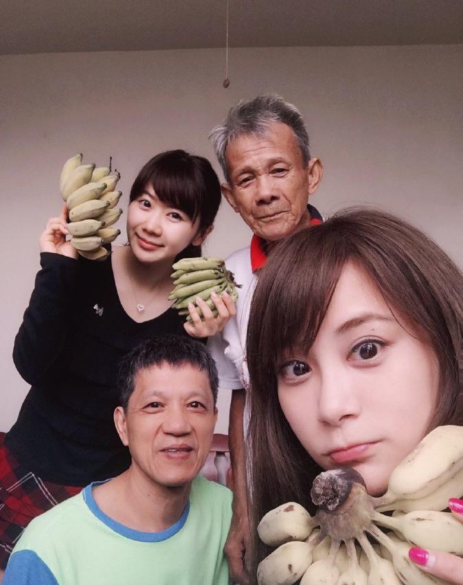 福原爱和江宏杰姐姐在一起，虽然她没有江宏杰姐姐那么漂亮。但大概是因为她有亲和力，