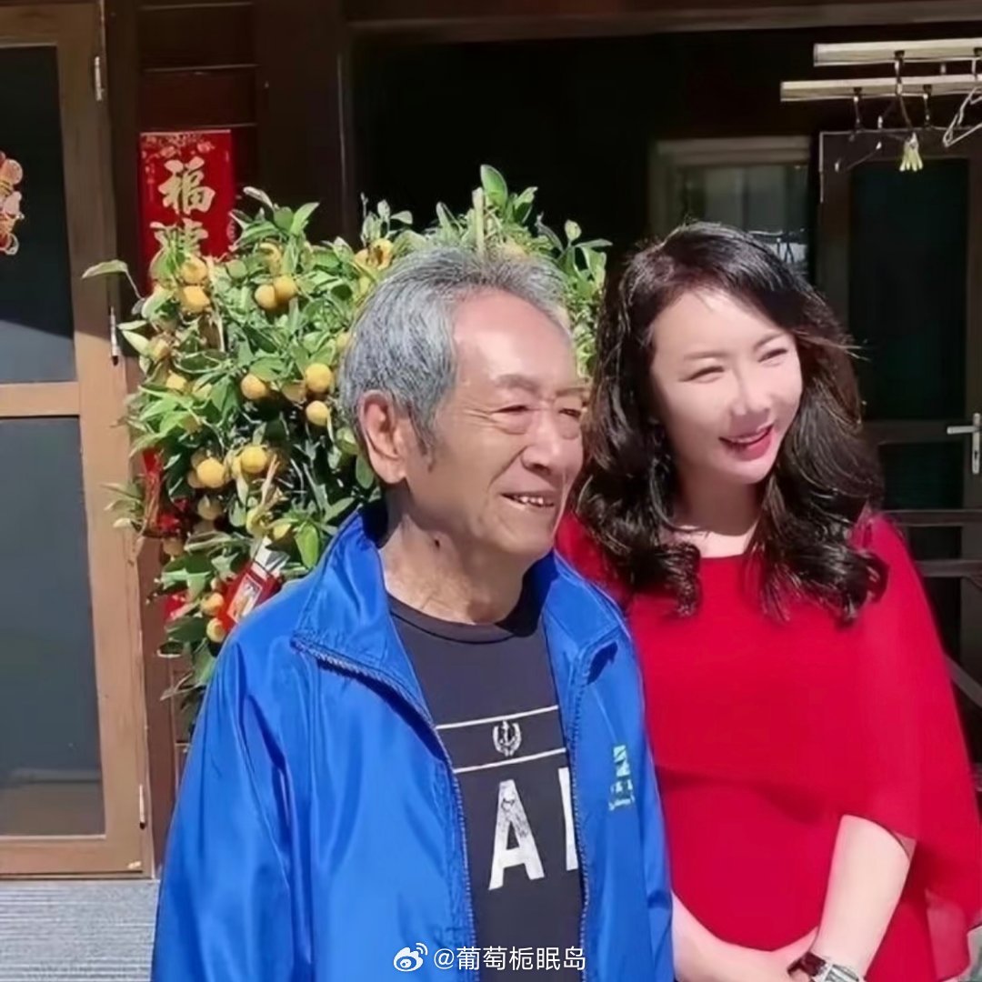 王奎荣的可怜相！一个白发苍苍的80岁老人与年龄相差38岁的妻子在一起12年，这本