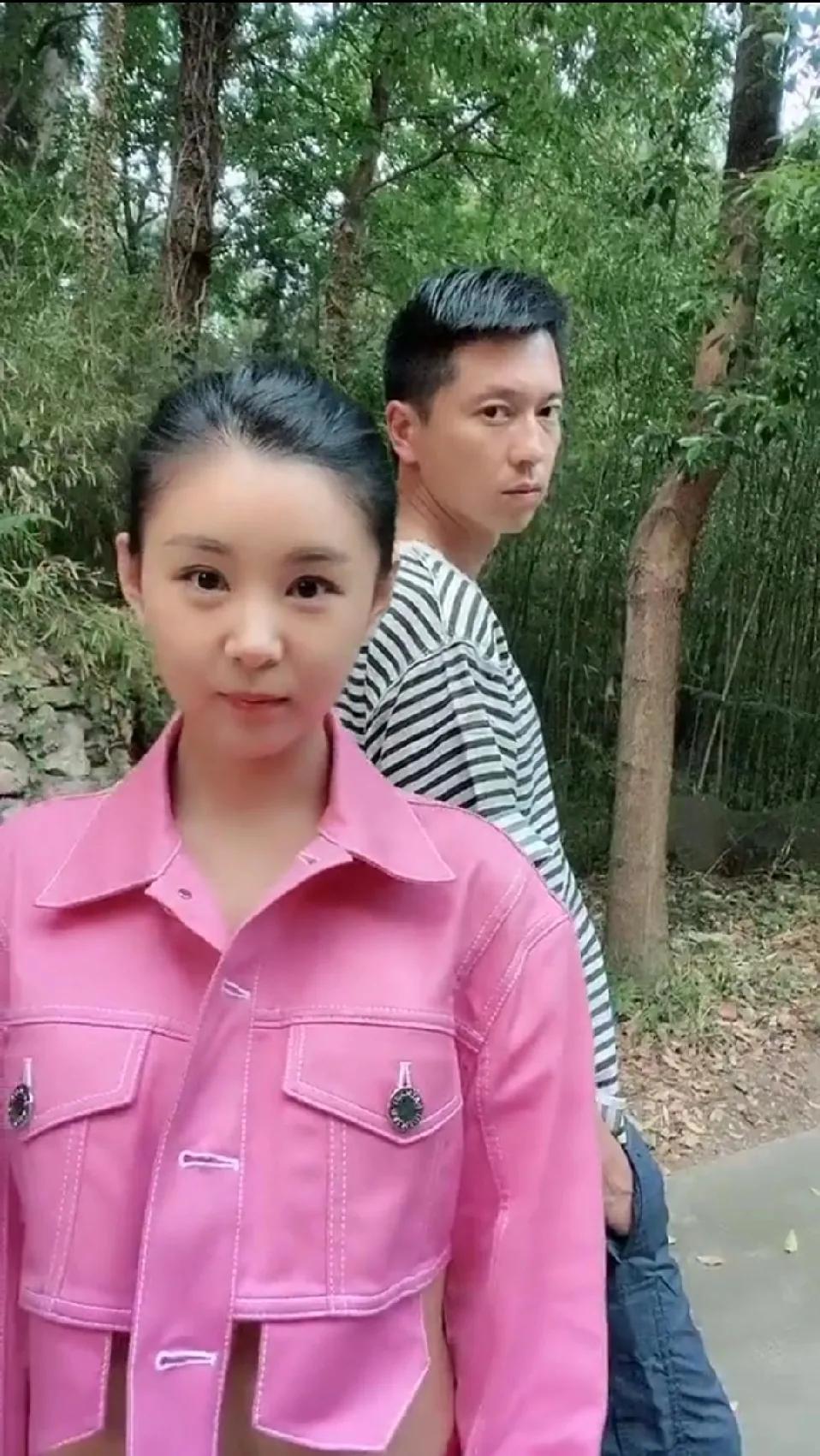 40岁的李小萌长这样，就问你羡慕不？李小萌长着一张非常有辨识度的娃娃脸，不查