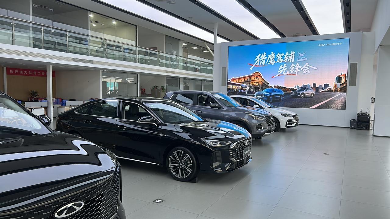 周末去奇瑞4s店保养，来店的人还挺多的，看好这个风云A9[呲牙笑]