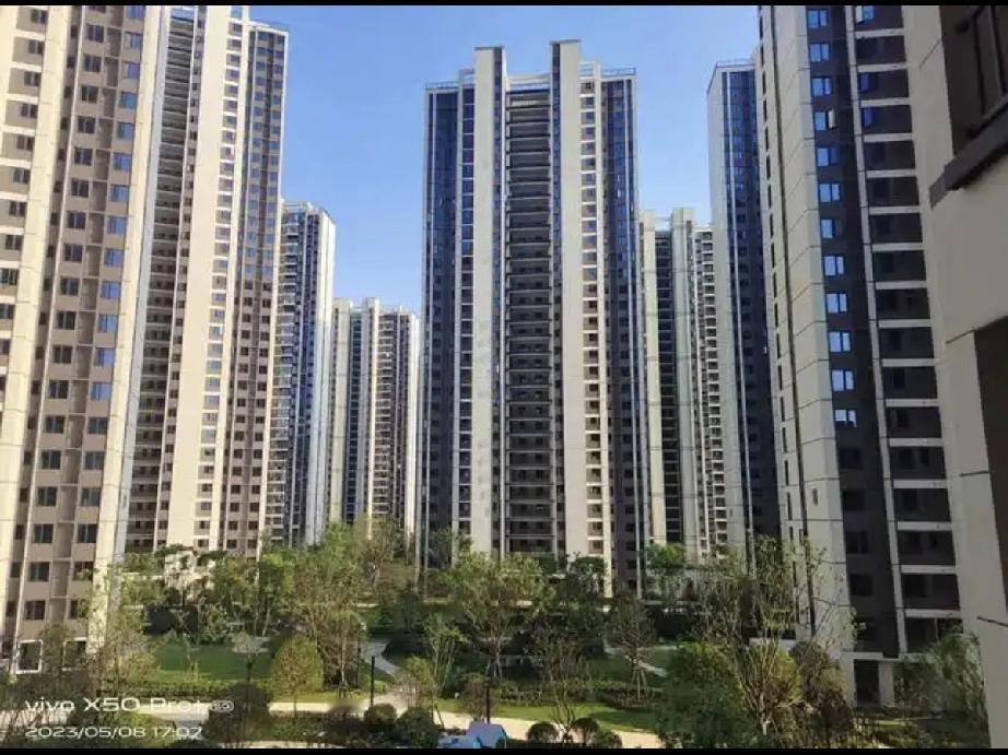 我所在安徽的省会城市，昨晚我的一个朋友给我打电话，哭的稀里哗啦的，说房价降太厉害
