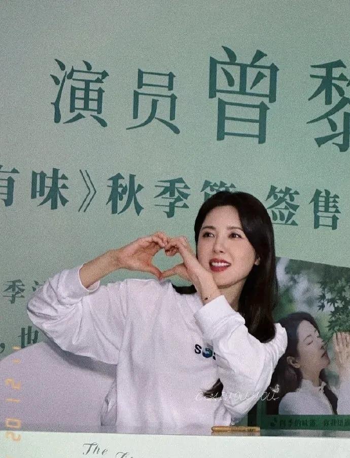 别人追着明星跑，曾黎追着叮嘱粉丝避暑！这是什么神仙双向奔赴