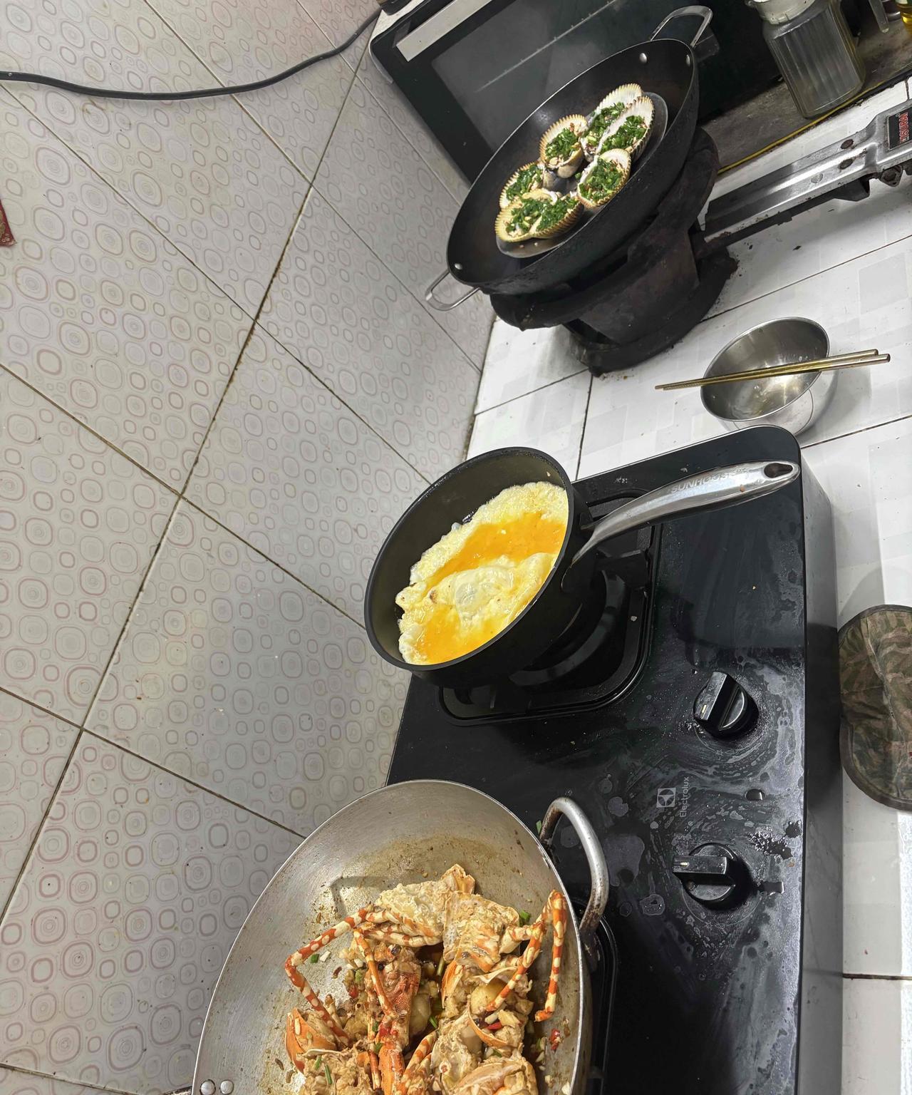 今晚在朋友家煮饭吃。会煮饭的真的没几个，没办法我这个业余的只能上阵，反正就是这几