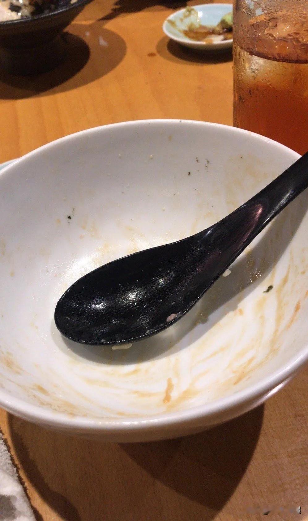 为什么要把碗里的饭吃干净：碗底不留余粮，人才不耗福报吃饭的时候把碗里的饭吃干净