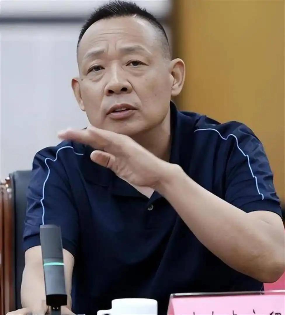 于东来挺霸道，突然直接下了一个死命令：“员工之间绝对不许借钱”，违反的人直接取消