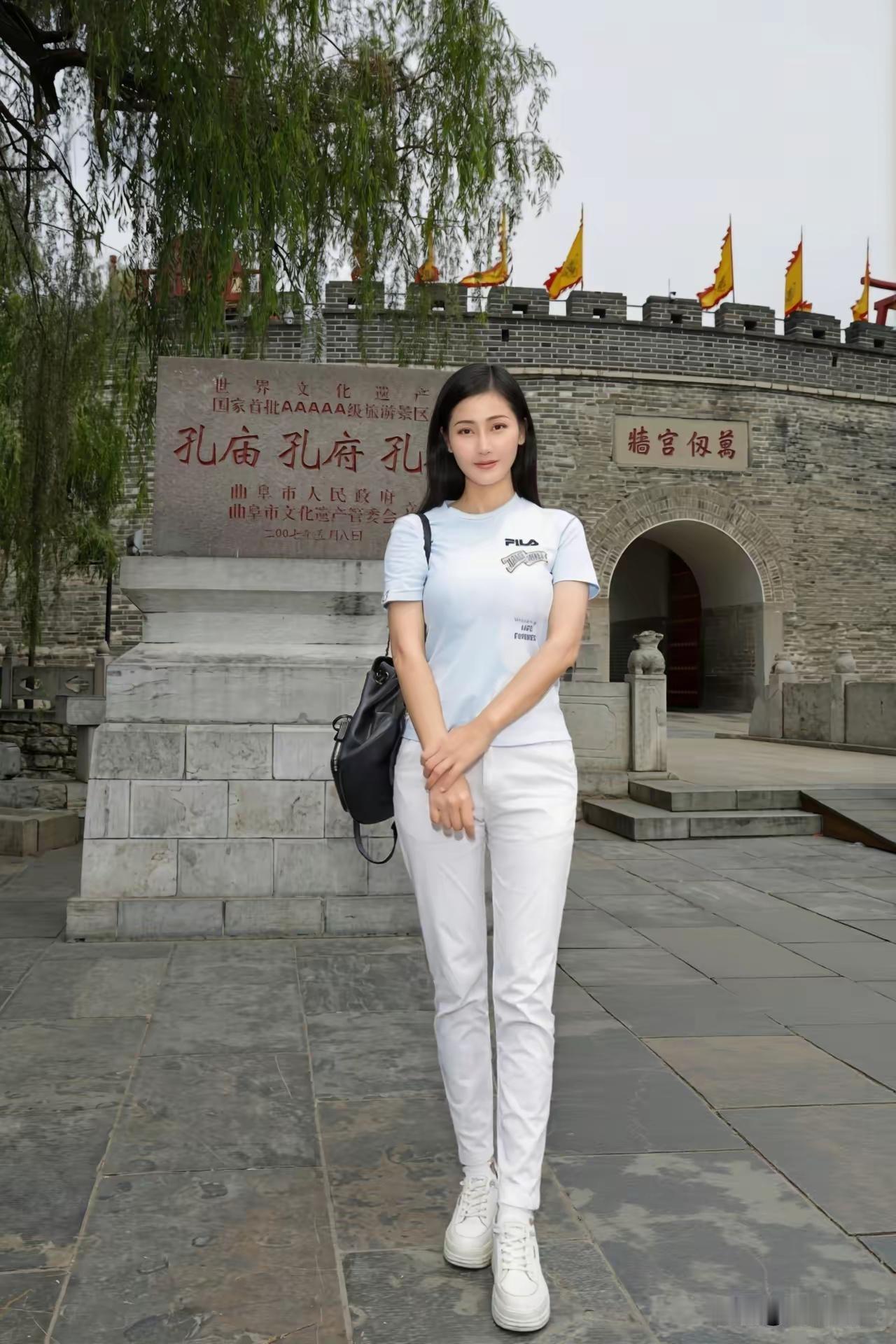 晓春艳阳照，节假游孔庙。门前摆靓姿，留念拍美照。