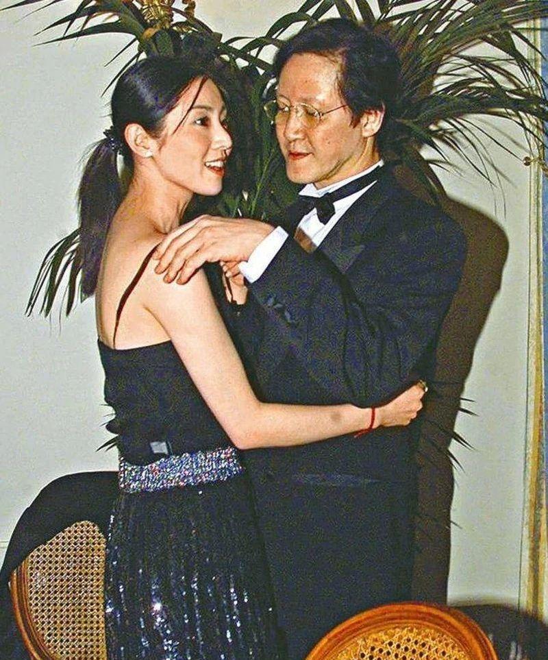 1998年，香港尖沙咀一家粤菜餐厅的包厢里，48岁的永盛电影老板向华胜第一次见到