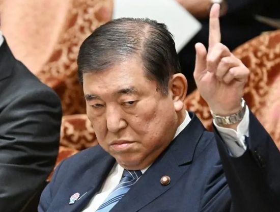 日本又变了对于日本和韩国而言，政策反复无常是常态。它们一方面需要顾及美国的颜
