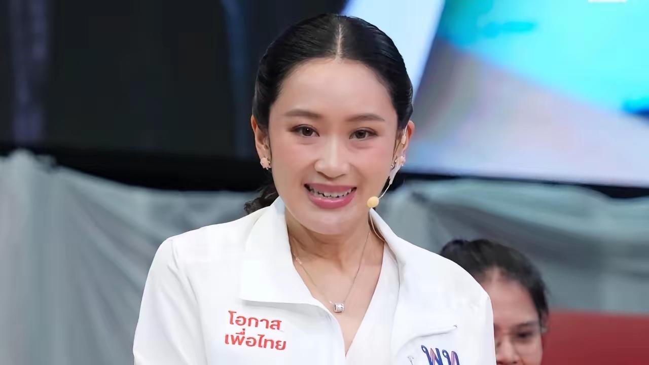 佩通坦迎来了好消息，机会来了，泰王批准解散国会，按照泰国法律的规定，一旦解散国会