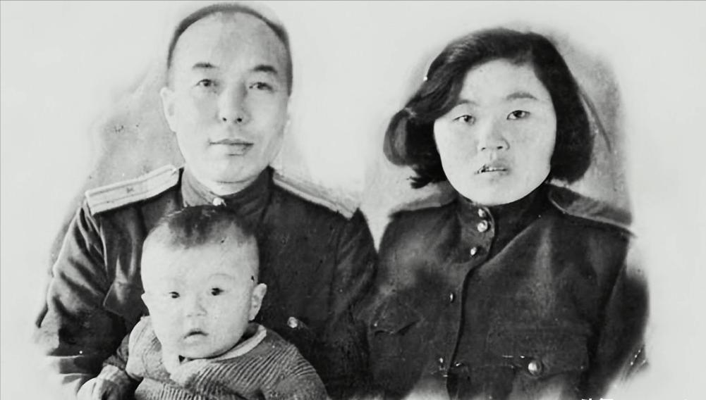 1941年，李兆麟把半岁的儿子扔在深山，妻子嚎啕大哭，他却怒吼道：“你如果敢把孩