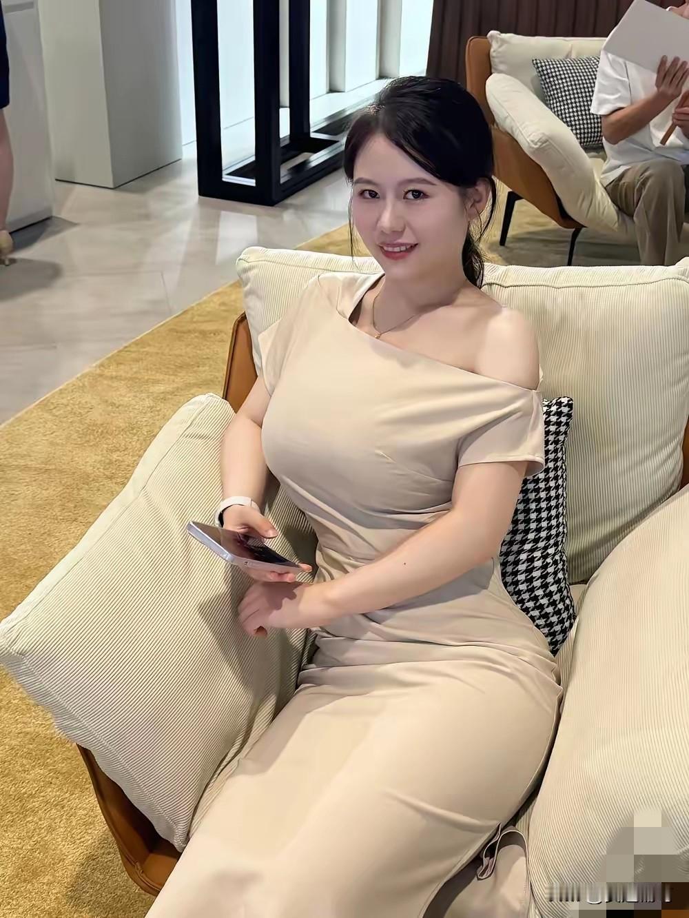 大多数男人，心里住着“小芳”嘴里哼着“阿莲”望着桥边姑娘脑子里面想着“小