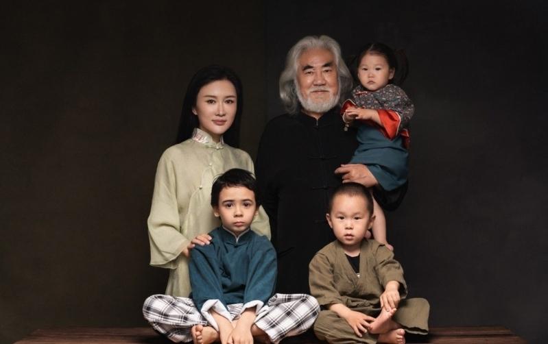 75岁张纪中又准备当爹了。最近，张纪中夫妇直播时透露，两人准备要五胎了，而在之