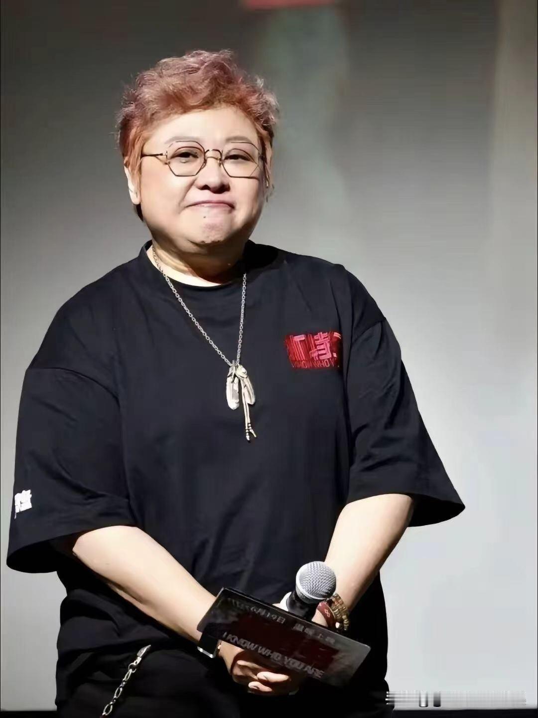 韩红应该感谢这场台风，演唱会因为安全而取消。台风给了她最大的体面，既保住了面子
