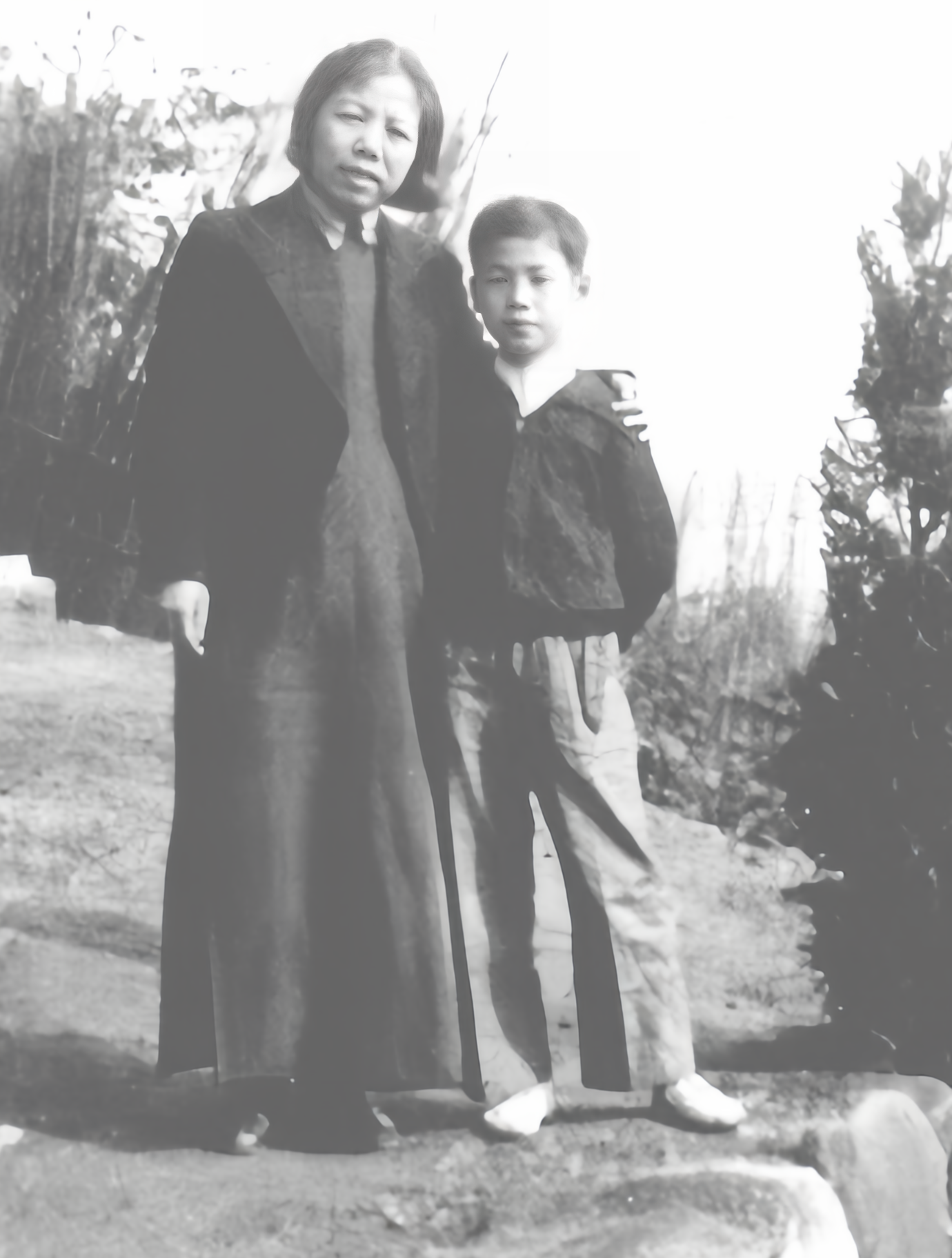 1939年李鹏11岁，他正在四川省立实验小学读书。这天，他回到家里，发现来了客人