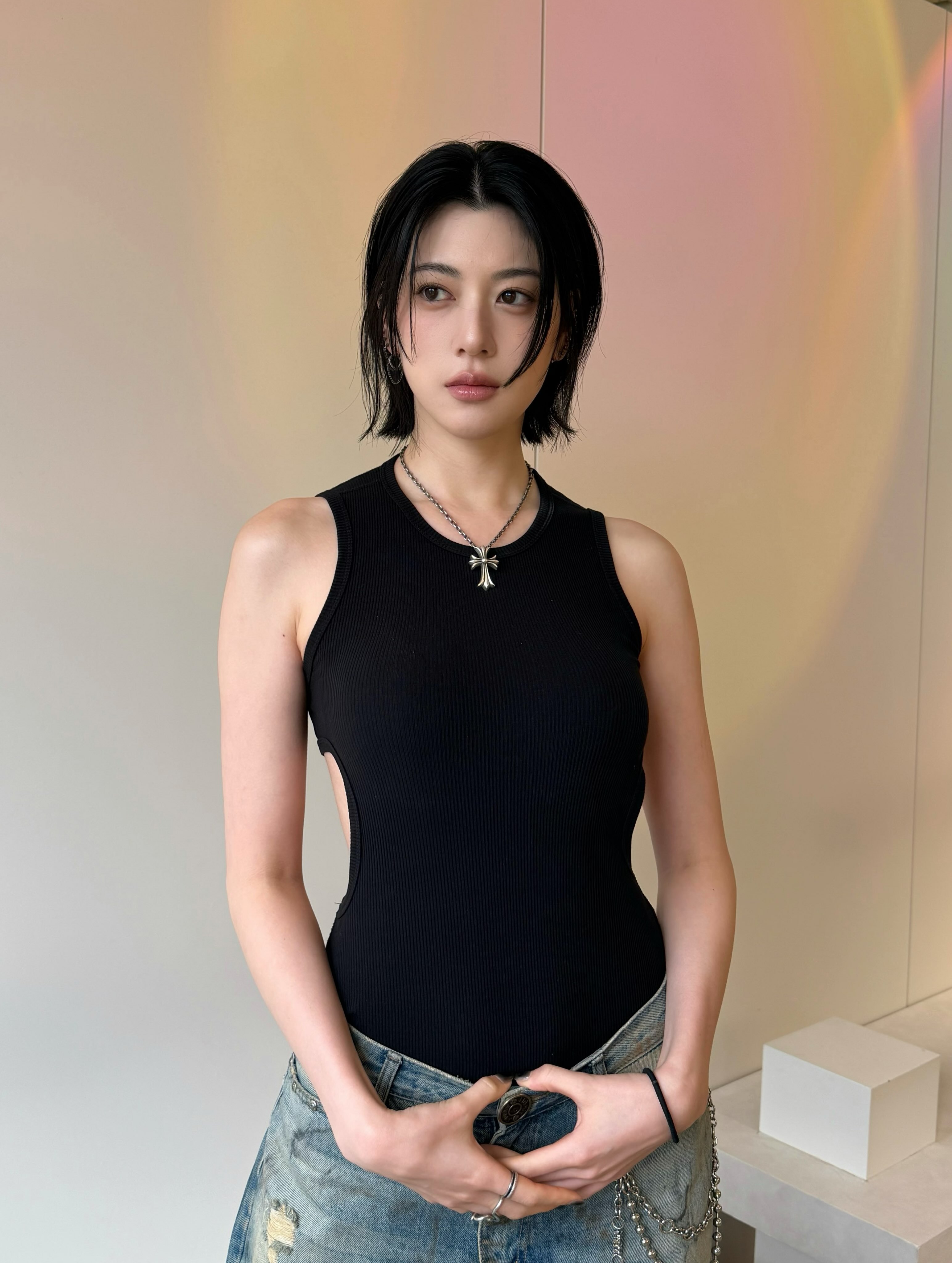 三吉彩花很适合这种中性look