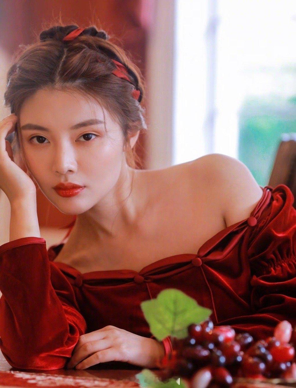 徐冬冬请把红裙焊身上红裙+徐冬冬=大写的绝！她的身材简直是为红裙量身定做，丰满