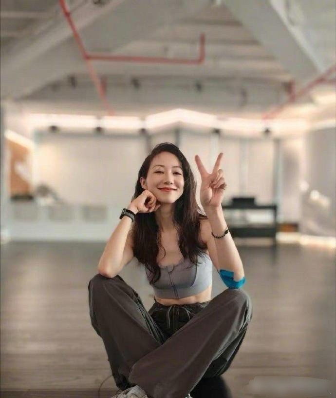 好奇怪啊，韩雪的身材看起来并不胖，但她肚子上的肉却让人有些惊讶