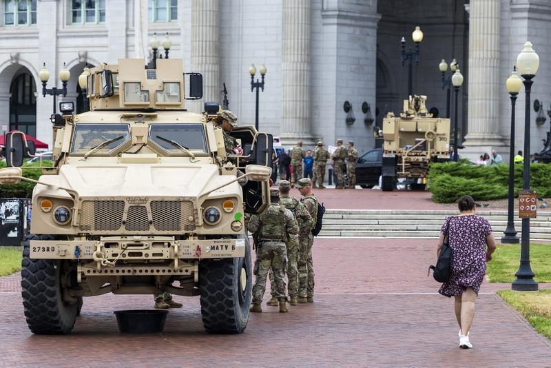 家人们，美国这波操作彻底看傻全网！联邦政府派国民警卫队进军民主党州，执法人员街头