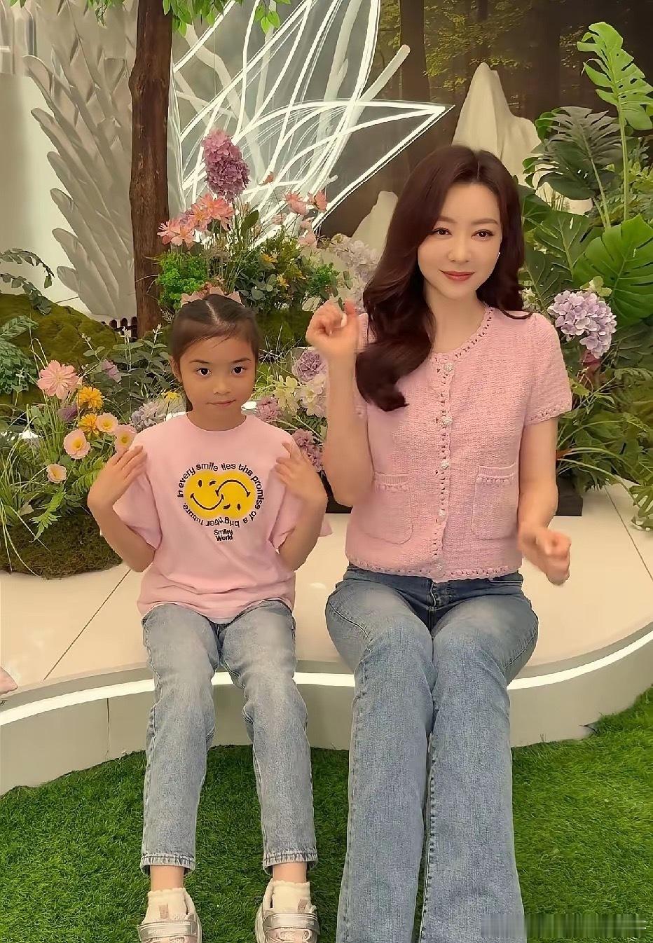 熊黛林和女儿同框，基因太神奇了，小姑娘活脱脱爸爸的缩小版，母女俩的互动又暖又可爱