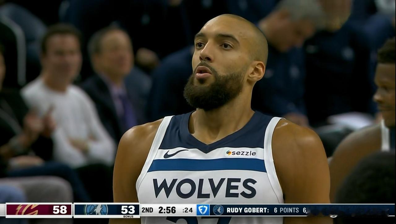 我忍不住要怒赞森林狼当家中锋戈贝尔！在今天森林狼主场迎战骑士的比赛中，目前双方半