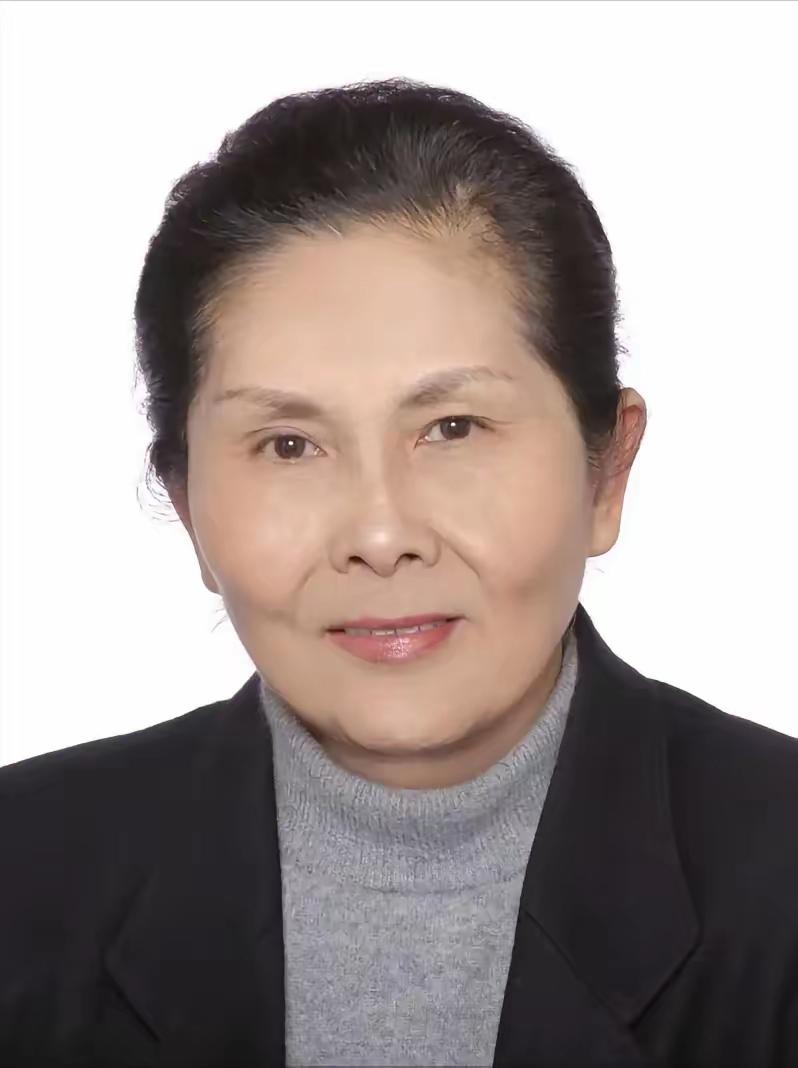 有位叫李爱珍的中国科学家，她的故事特别让人佩服。她是我国研究半导体的顶尖专