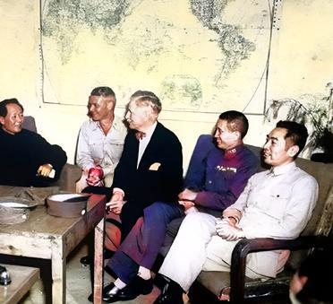 这是一张极具历史意义的照片。照片拍摄于1945年8月27日。当时美国驻华大使赫尔
