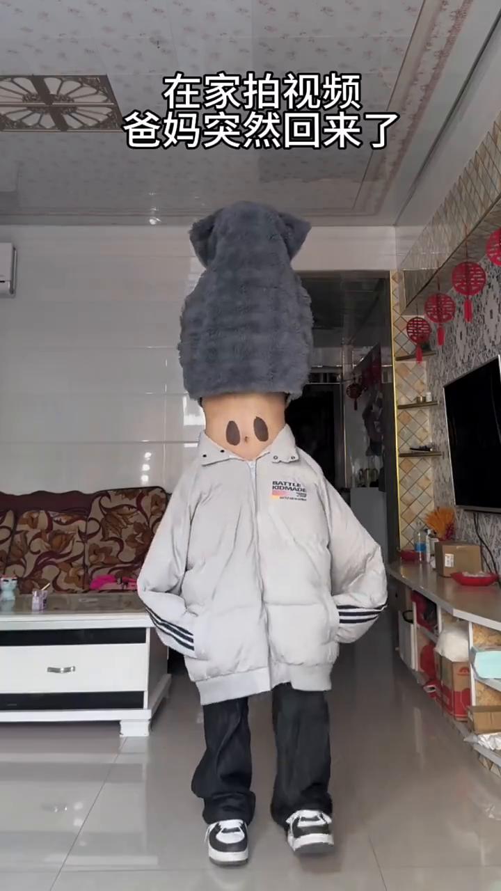 在家拍视频，爸妈突然回来了。