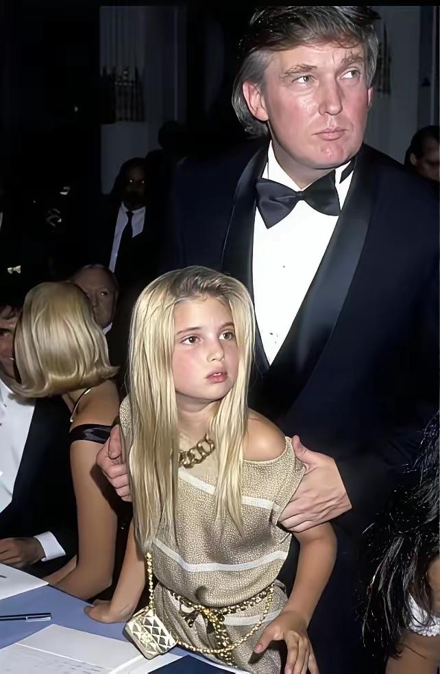 同样是小女孩，命运却天差地别。一个被父亲万般宠爱，长大后成为总统千金、贵夫人，