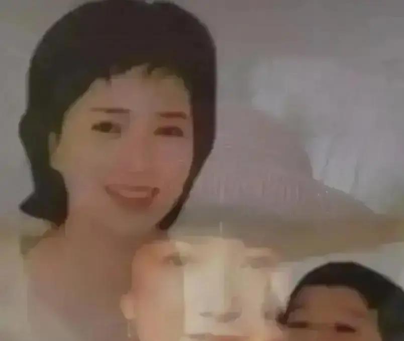 许亚军家里最近没人摔杯子。但空气比杯子更脆。前妻把房产存款全过给大儿子那天，