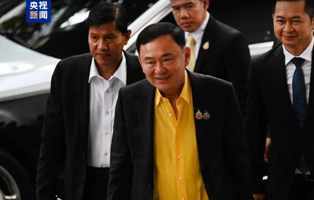 76岁他信出狱了！不是刑满释放媒体报道泰国前总理他信・西那瓦11日上午