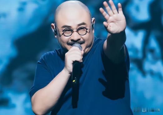 刀郎也没想到！一众女星造型“衣不遮体”遭官媒点名批评，这场关于舞台着装的舆论
