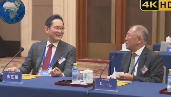 三星李在镕可能是不认识汉字。最近一张照片火了，三星掌门人李在镕出席活动，手拿一