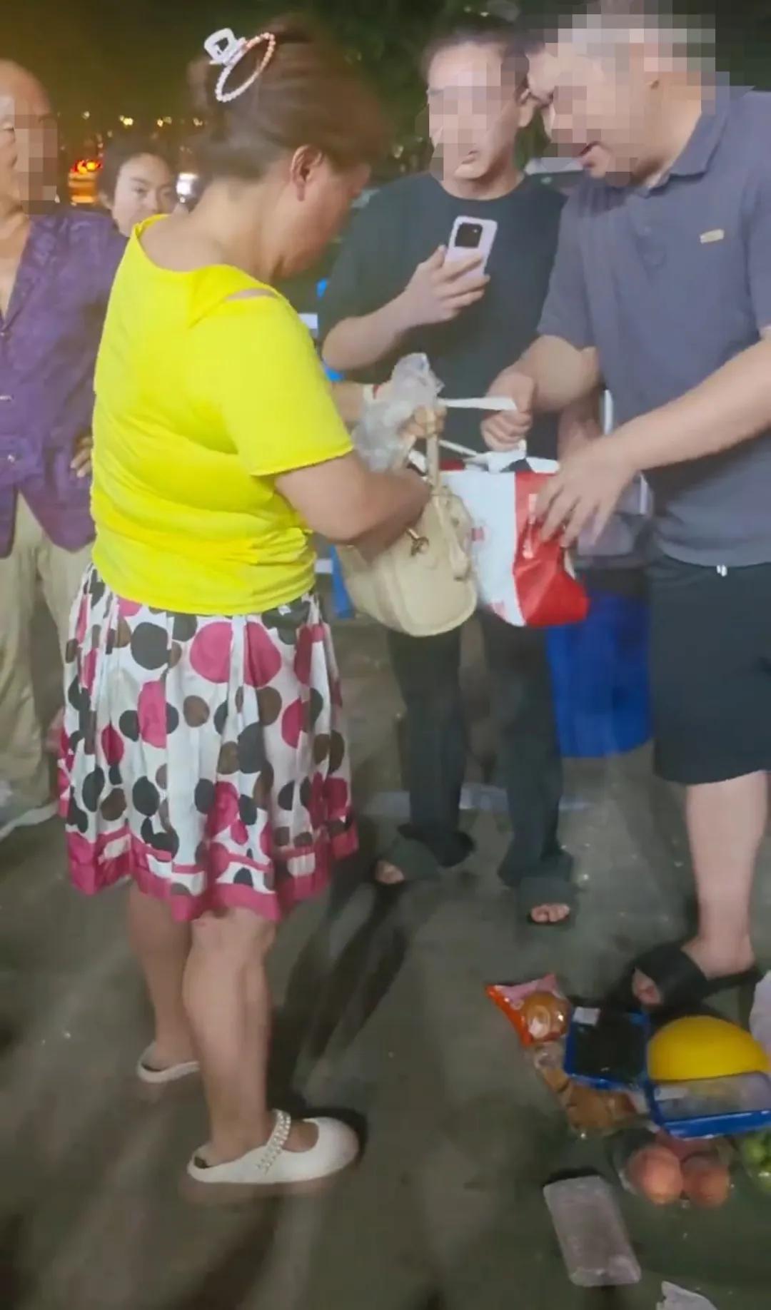 面对众人的指点和老板的质问，黄衣大妈心里慌得一批。大妈偷东西被老板当场抓包，要