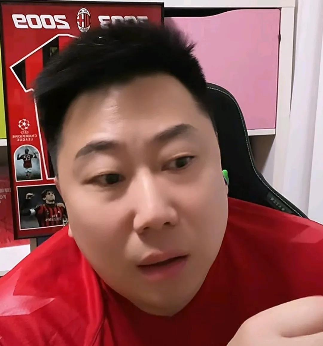 媒体人李宝库认为，北京国安队门将张健智难堪大用，没有踢中超的水平。李宝库在直播