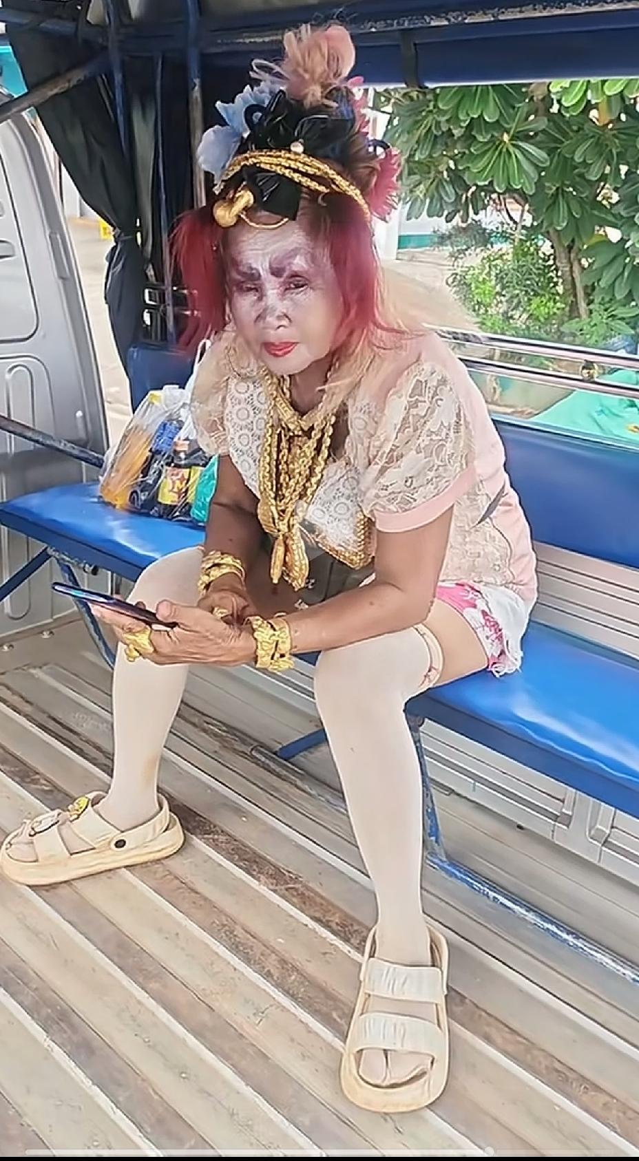 女人爱美不分年龄，活到老美到老。