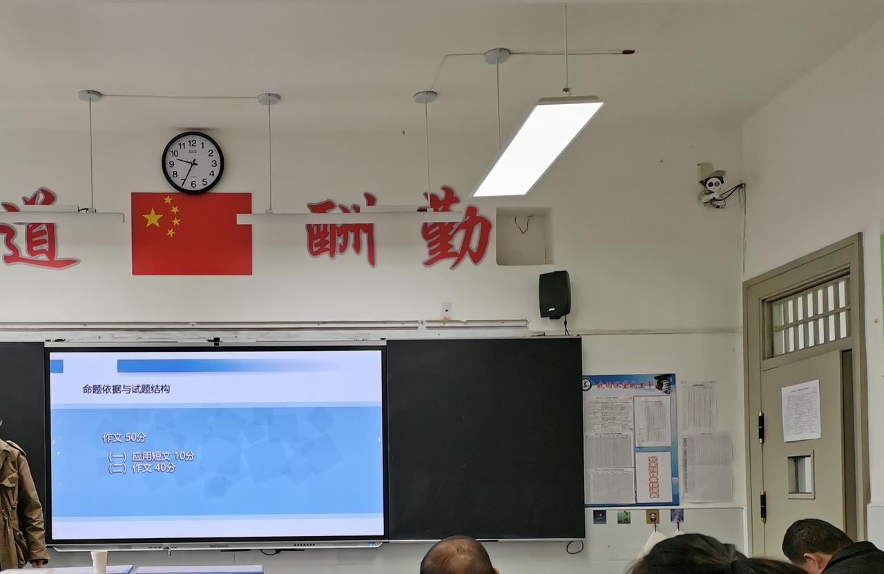 一个教授两个班级的英语课的中年老师说，说句实话，职称成了学校里一部分人的隐形福利