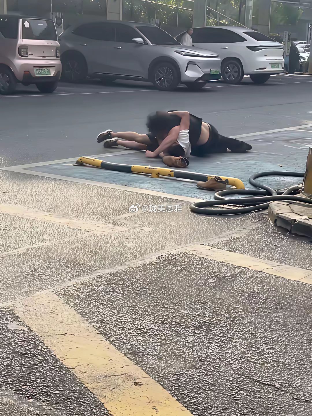 充电站吵架确实比较多，但动手真的没必要吧，换一个地方又如何呢