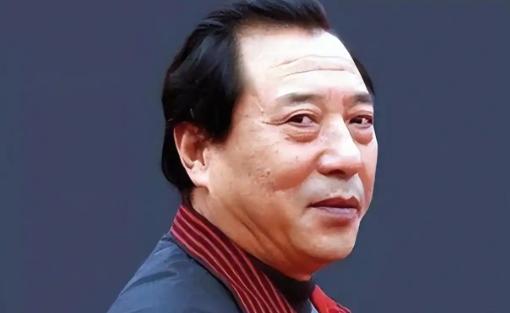 张铁生坐了15年牢。他妻子董礼平等了他15年。她是沈阳农业大学的老师，两人是同学