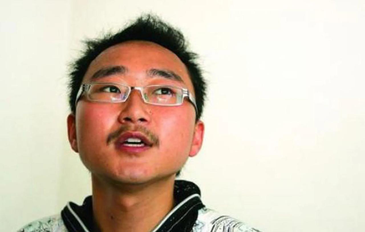 2009年，一位四川考生的高考作文因为字迹无法辨认，特地请来了专家，经过鉴定，