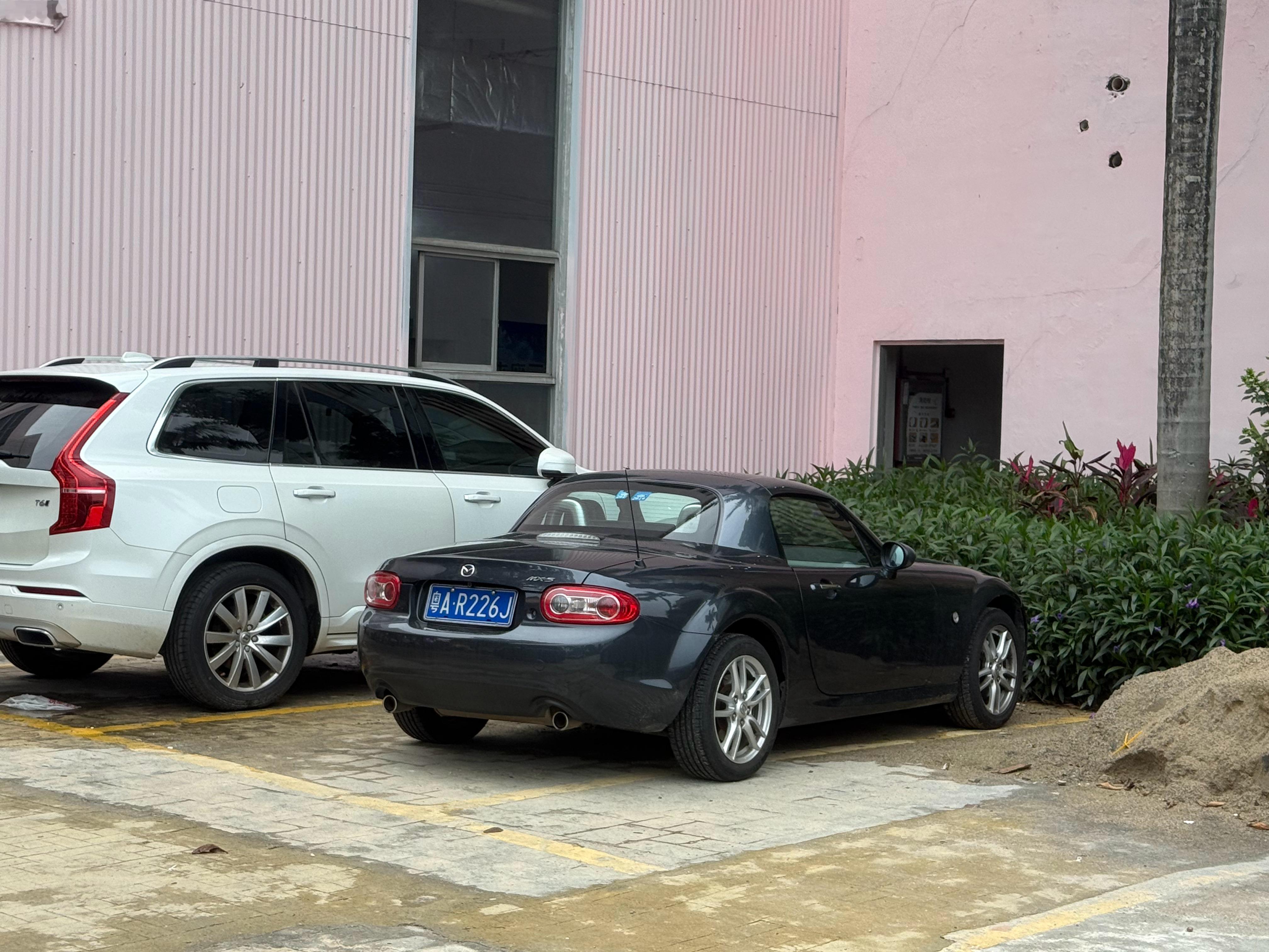 在车头放了一张纸