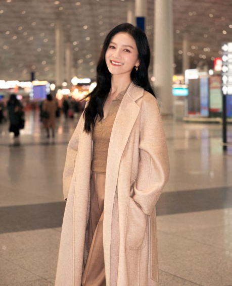 50岁胡可亮相米兰时装周身穿咖色大衣，气质优雅！