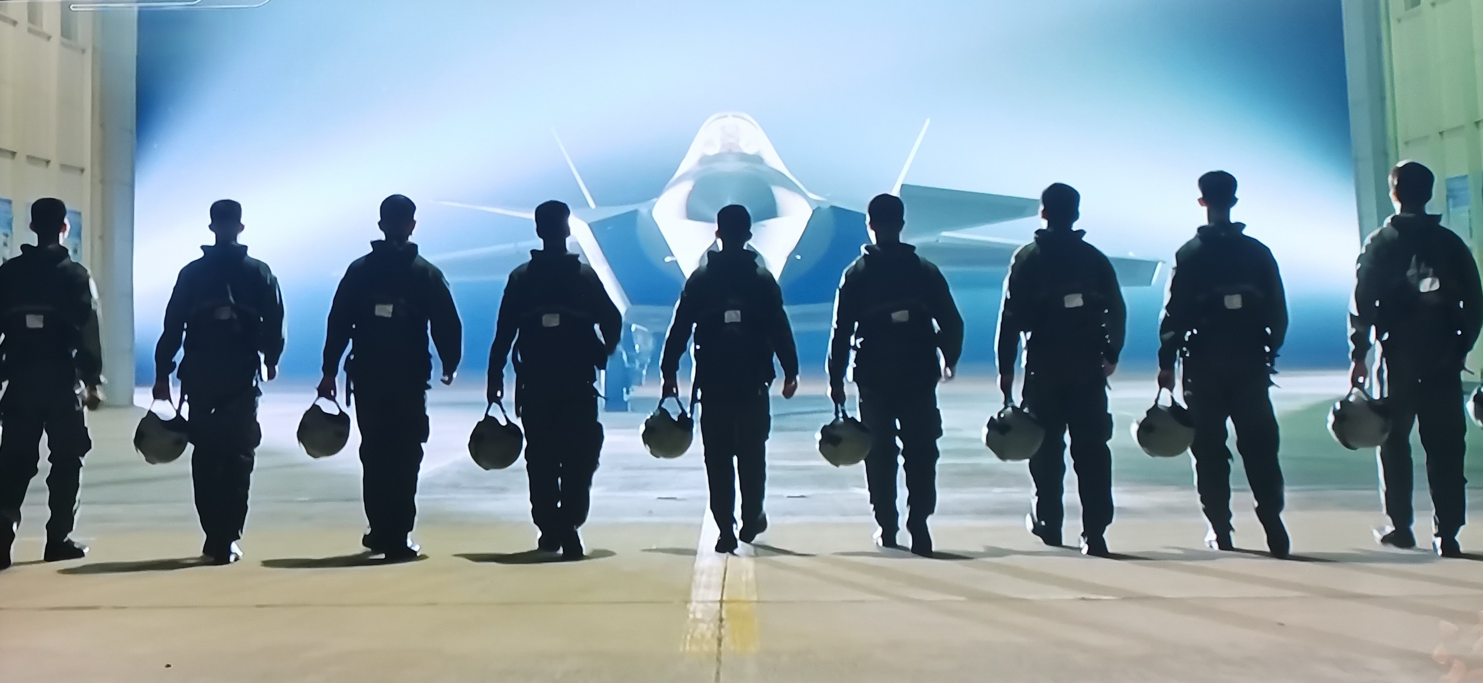 台湾省的名嘴蔡正元，有一次聊到他在清华大学读博士的时候，看到校园里解放军在招兵，