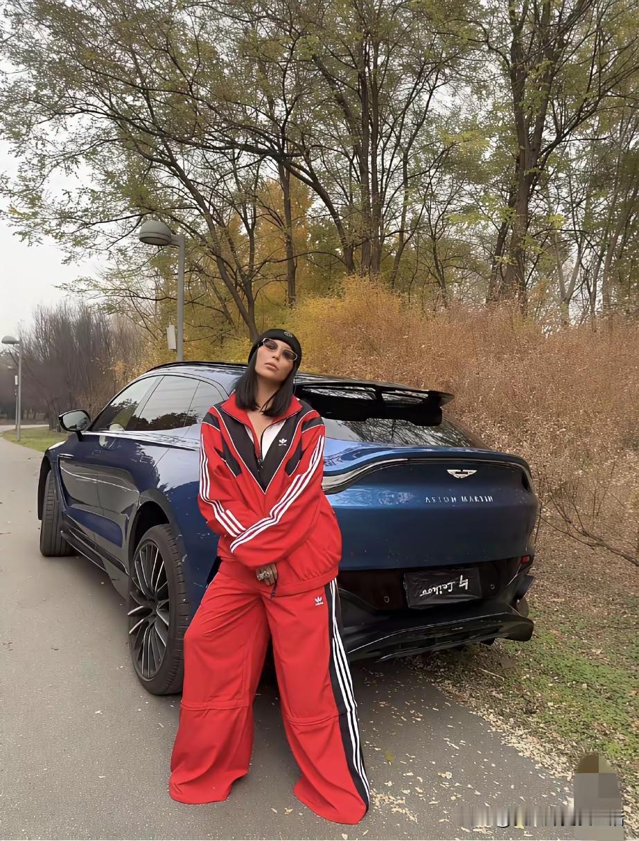 京城第一名媛主打的就是一个又酷又炫又有钱。万宝宝喜提豪车，穿着酷酷的套装，戴着