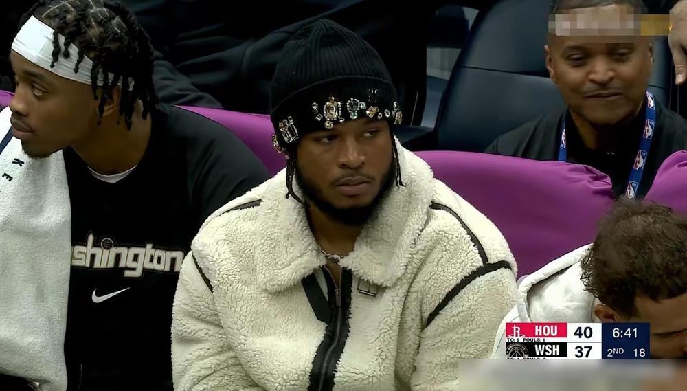 你敢信一个首轮天才球员，现在只能死死盯着垫底烂队的饮水机，连一秒钟上场时间都捞不